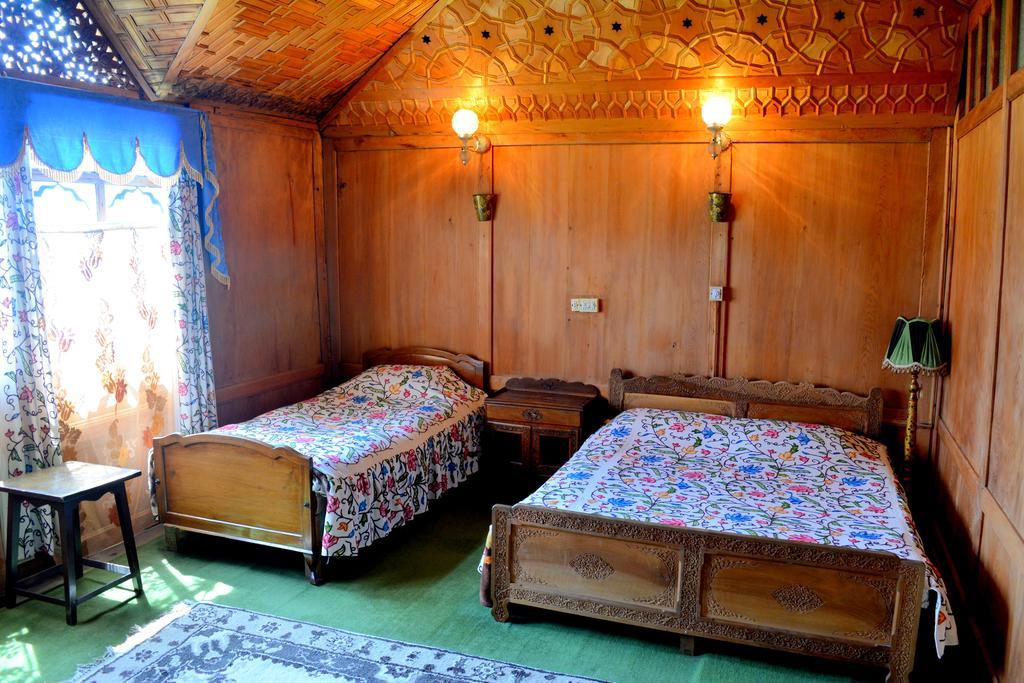 Kings Houseboats Hotel Srinagar  Room photo