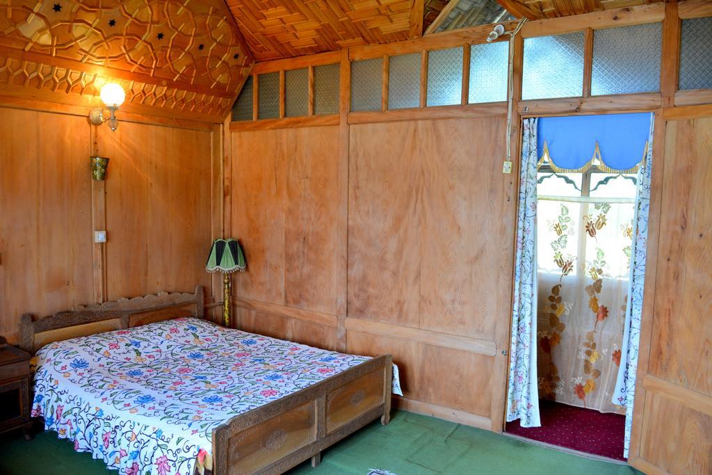 Kings Houseboats Hotel Srinagar  Room photo