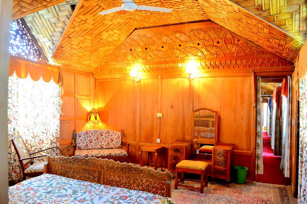 Kings Houseboats Hotel Srinagar  Room photo