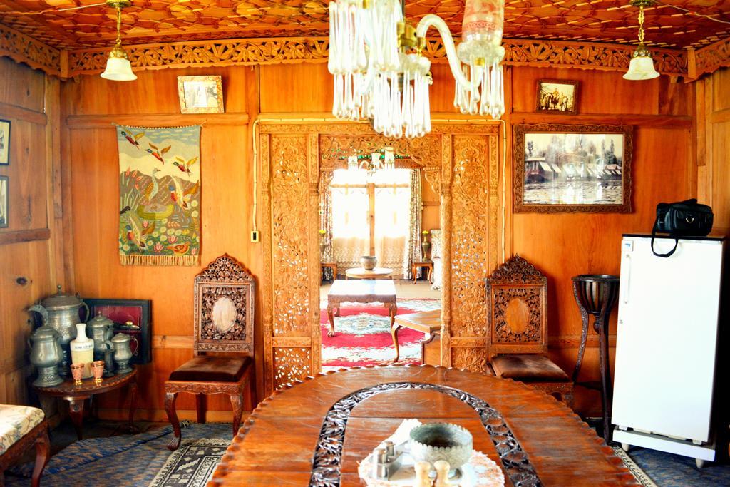 Kings Houseboats Hotel Srinagar  Exterior photo