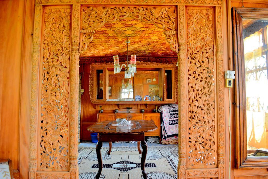 Kings Houseboats Hotel Srinagar  Exterior photo