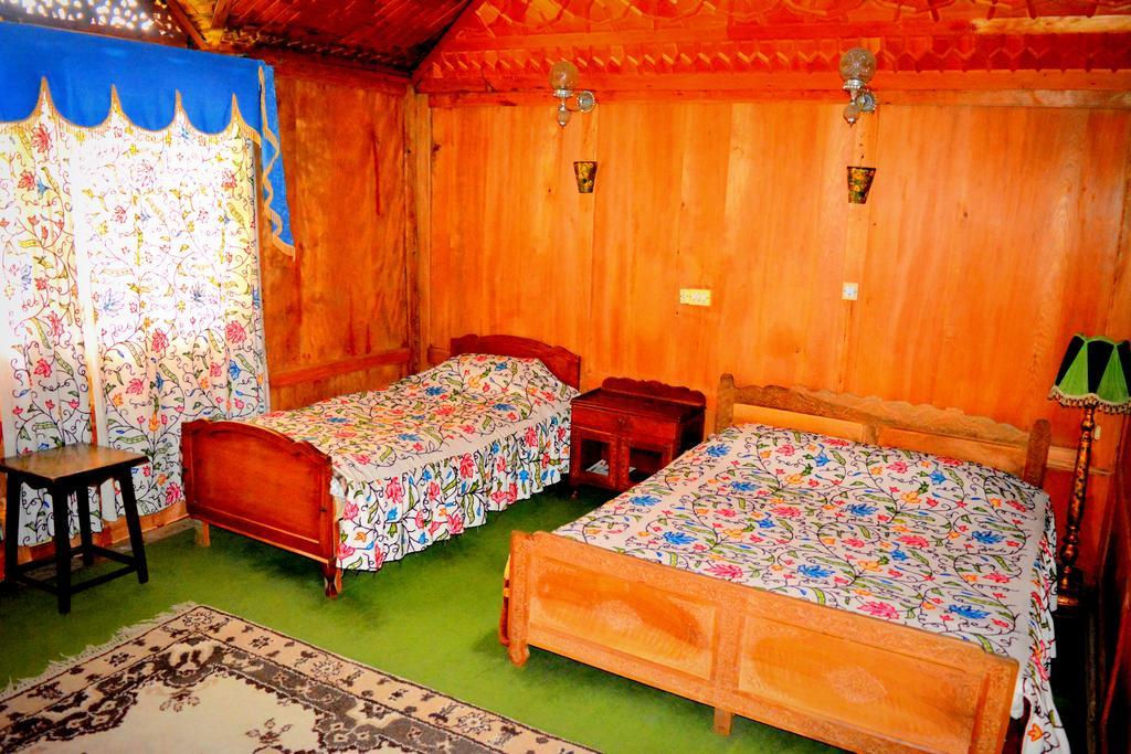 Kings Houseboats Hotel Srinagar  Room photo